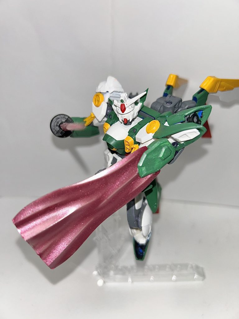 ビームレイピアにはレジェンドのビームジャベリンと30MMのパーツ、プラ板を使用。ハンドパーツの都合もありフェニーチェのものにあった銃口はオミットしています。ビームマントはフリーダムのサイドスカートとクラッシュマントを組み合わせ。どちらも30MMのジョイントで接続。