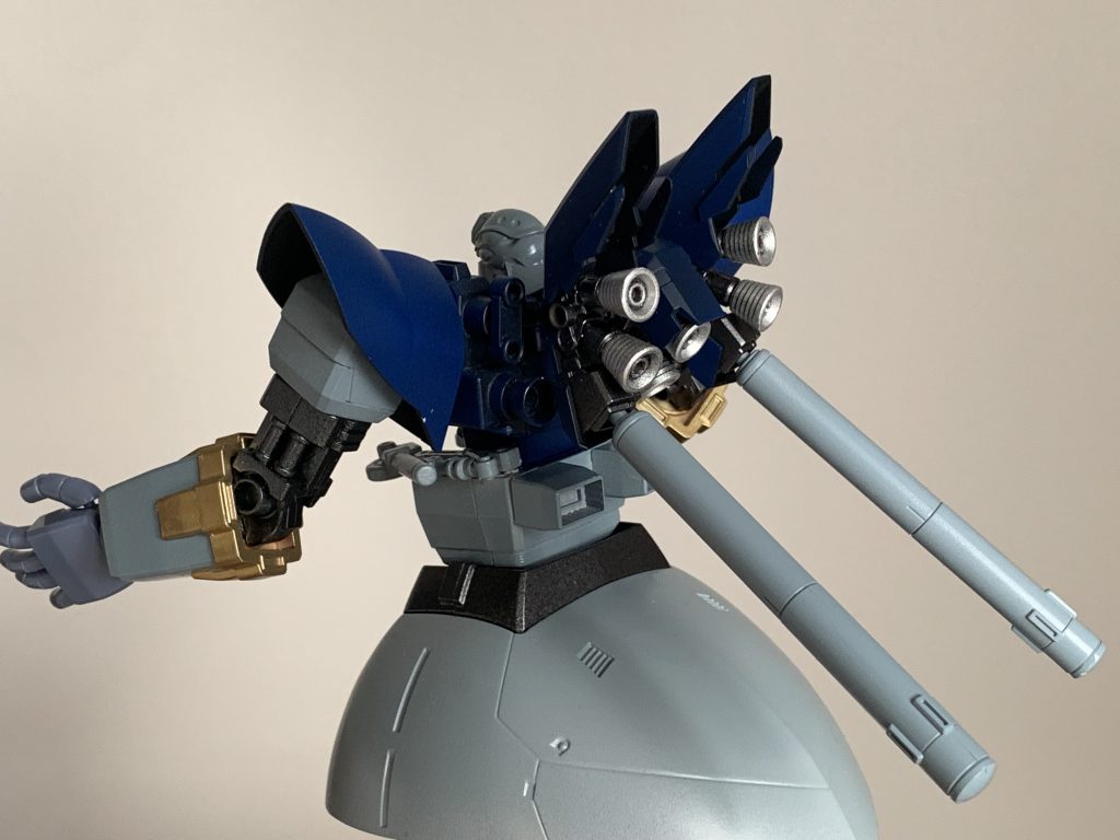 背中のユニットはシナンジュスタインのものです。