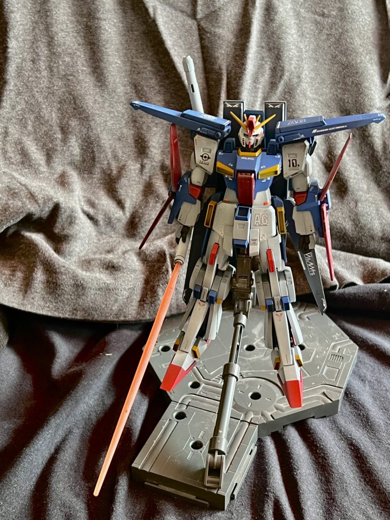 ハイパービームサーベル1スケール上のMGフルバーニアンからビーム刃を借りましたが、これでも劇中より短く感じます😅