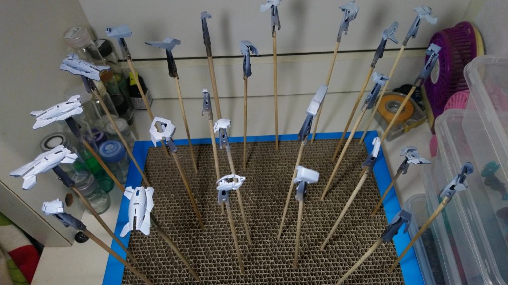 次に、ホワイトで塗って光の部分を強調し、最小限の影を残すようにしました。でも、ブラックを使うデメリットは、ダークなベースがホワイトに影響してシャープさが失われることです。