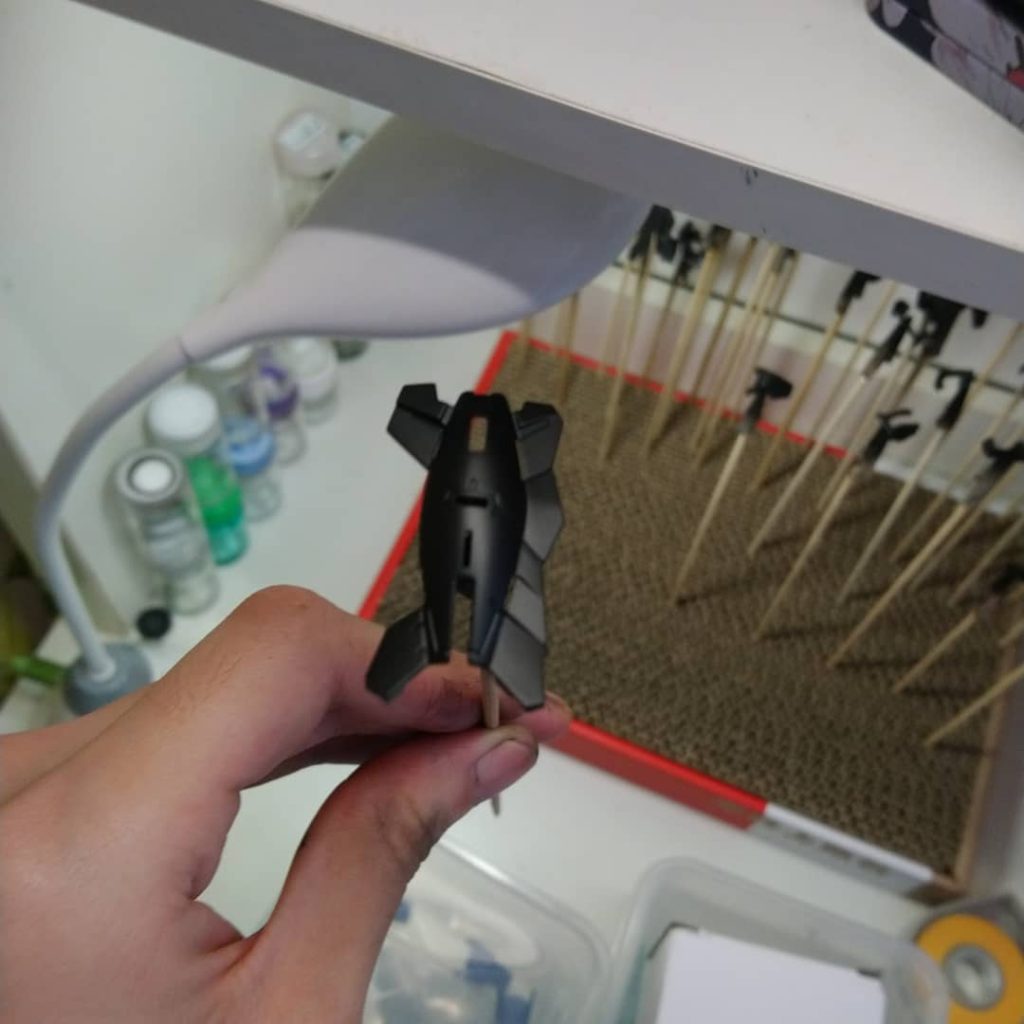 Kensukeさんの足跡を辿って、ホワイト部分をまずブラックで塗装して影を作りました。 