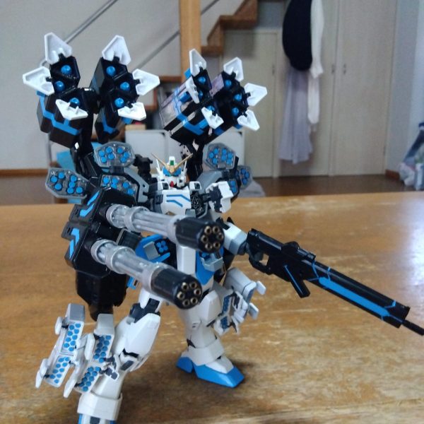 完成まであと少しデス(gundam-kao2)完成してもフルハッチオープンでは、飾れないので途中ですが開けちゃいました(gundam-kao3)記念にパシャリ(gundam-kao6)（1枚目）