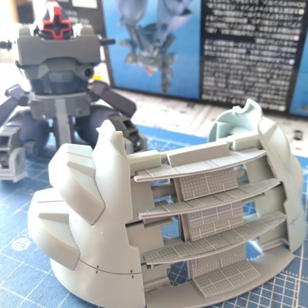 リックドムⅡ制作進めております☺️は？リックドム？と、お思いでしょうがリックドムⅡです(zaku-kao8)空飛ぶグフのジャンクを繋げてとあるパーツを制作する予定ですwこれに画像②のように縦の向きの加工をして法面保護工を施し、しっかりとコンクリ…プラ板で覆って、はい完成です☺️細かいディテール等は後々前回加工した胴体部の肩関節の可動化も施しました😁我ながらかなり作業ペース順調ですw（1枚目）