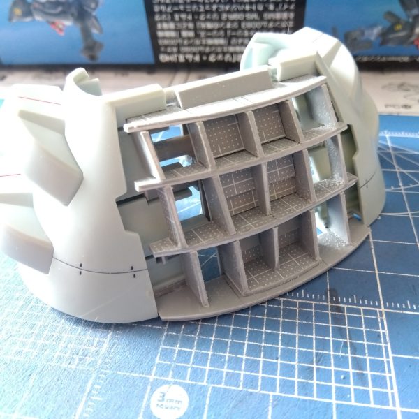 リックドムⅡ制作進めております☺️は？リックドム？と、お思いでしょうがリックドムⅡです(zaku-kao8)空飛ぶグフのジャンクを繋げてとあるパーツを制作する予定ですwこれに画像②のように縦の向きの加工をして法面保護工を施し、しっかりとコンクリ…プラ板で覆って、はい完成です☺️細かいディテール等は後々前回加工した胴体部の肩関節の可動化も施しました😁我ながらかなり作業ペース順調ですw（2枚目）
