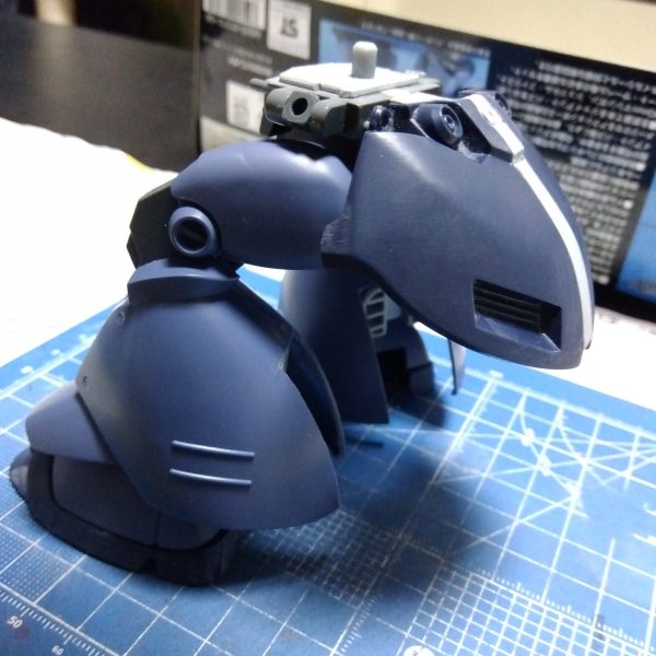 大きな改修ではないですが、リアスカートの可動化改修です☺️水平位置まで動くようにしたので、せっかくだから裏に何か仕込もうかと思いますwそんな私の後ろでは、ニャンコがキレイにジオンマークに納まってました😸（1枚目）