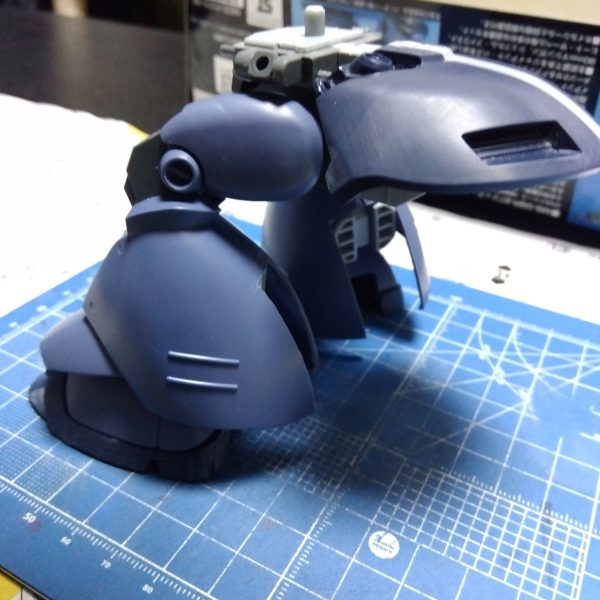 大きな改修ではないですが、リアスカートの可動化改修です☺️水平位置まで動くようにしたので、せっかくだから裏に何か仕込もうかと思いますwそんな私の後ろでは、ニャンコがキレイにジオンマークに納まってました😸（2枚目）