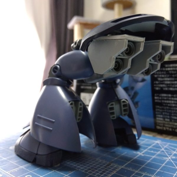 はい、作りました☺️前回の制作投稿と何ら変わりない画像ですが、可動するようにしたスカート裏に何か作ろうと思ったので、可動式のブースターをスクラッチしました画像②のようにスカートを上げると連動(まだしませんがする予定)してブースターも水平位置まで上がりますひっくり返してみると画像③のような感じになってます細かなディテールは追々やります(zaku-kao8)バーニアは今回は使う予定のなかったシュツルムファウストの部品をバーニアに見立てて使ってますw(最初、これどこのバーニアだろ？と思ったのは内緒です)追記シュツルムファウストのパーツと書きましたが普通にリアスカート内側のバーニアのパーツでした😅ある意味正しい使い方？笑（2枚目）