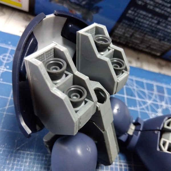 はい、作りました☺️前回の制作投稿と何ら変わりない画像ですが、可動するようにしたスカート裏に何か作ろうと思ったので、可動式のブースターをスクラッチしました画像②のようにスカートを上げると連動(まだしませんがする予定)してブースターも水平位置まで上がりますひっくり返してみると画像③のような感じになってます細かなディテールは追々やります(zaku-kao8)バーニアは今回は使う予定のなかったシュツルムファウストの部品をバーニアに見立てて使ってますw(最初、これどこのバーニアだろ？と思ったのは内緒です)追記シュツルムファウストのパーツと書きましたが普通にリアスカート内側のバーニアのパーツでした😅ある意味正しい使い方？笑（3枚目）