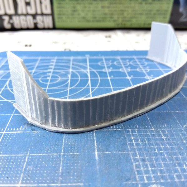 なんだか分からないスクラッチです☺️土台に２〜３ミリ幅のプラ板を緩やかな曲線に並べていき、そこにさらにプラ板を切って貼ってして画像②のようなパーツを作りました(zaku-kao8)この形は完全にある機体のパーツを参考にしてますwこれだけだと何を作ってるのかさっぱり分からないのでパンプアップした胴体部と、途中で遊べと言ってくるニャンコの画像を載せておきます😸（1枚目）