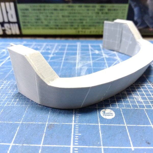 なんだか分からないスクラッチです☺️土台に２〜３ミリ幅のプラ板を緩やかな曲線に並べていき、そこにさらにプラ板を切って貼ってして画像②のようなパーツを作りました(zaku-kao8)この形は完全にある機体のパーツを参考にしてますwこれだけだと何を作ってるのかさっぱり分からないのでパンプアップした胴体部と、途中で遊べと言ってくるニャンコの画像を載せておきます😸（2枚目）