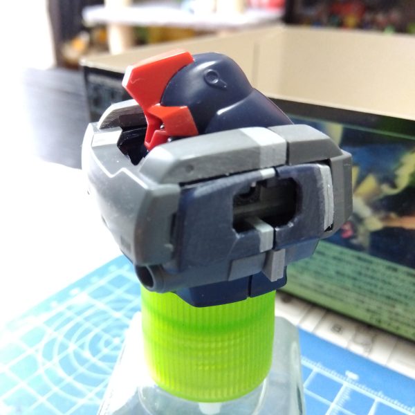 なんだか分からないスクラッチです☺️土台に２〜３ミリ幅のプラ板を緩やかな曲線に並べていき、そこにさらにプラ板を切って貼ってして画像②のようなパーツを作りました(zaku-kao8)この形は完全にある機体のパーツを参考にしてますwこれだけだと何を作ってるのかさっぱり分からないのでパンプアップした胴体部と、途中で遊べと言ってくるニャンコの画像を載せておきます😸（3枚目）