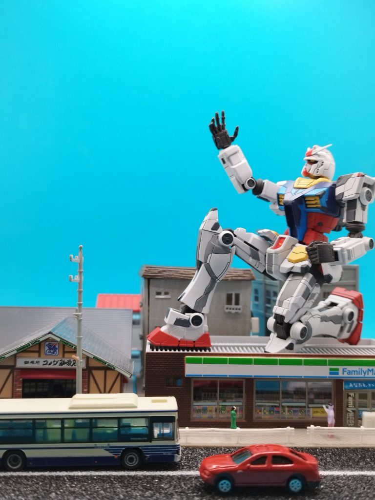 このキットはファミマで購入したので、ファミマの上での撮影です。