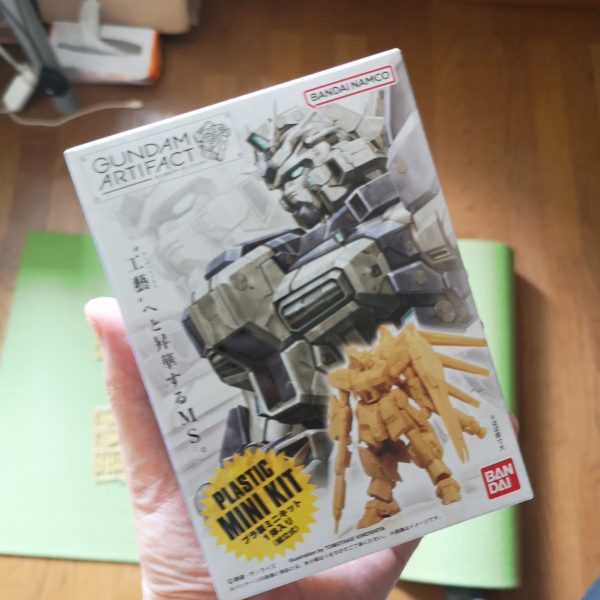 RGウイングゼロの製作で気持ちが急いてミス連発したので、気分転換にアーティファクトのHi‐νをいじり始めました。合わせ目を消して、スジボリの練習がてらに掘りなおしてみて、黒サフ吹いて白でドライブラシ？そんな繊細なもんじゃなくてガサガサーっとやってこんな感じ。ライフルの合わせ目が消えてないですねぇ、スジボリもはみ出して傷になっている所がありますが、今回は気にしません。と言うか、このサイズになるとパッと見だと分からないので、自分の気の持ちよう次第ですね。さてさて、ココから何色に塗りましょうか？オーソドックスに青～紫系統か？試作機っぽくクリーム色＋オレンジと思いましたが、そうすると下地はこの色じゃない気がするし・・・何も考えずに作業してると困りますね(ﾟーﾟ*)ﾌﾌﾌ（2枚目）