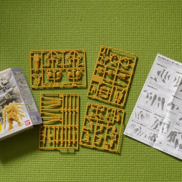 RGウイングゼロの製作で気持ちが急いてミス連発したので、気分転換にアーティファクトのHi‐νをいじり始めました。合わせ目を消して、スジボリの練習がてらに掘りなおしてみて、黒サフ吹いて白でドライブラシ？そんな繊細なもんじゃなくてガサガサーっとやってこんな感じ。ライフルの合わせ目が消えてないですねぇ、スジボリもはみ出して傷になっている所がありますが、今回は気にしません。と言うか、このサイズになるとパッと見だと分からないので、自分の気の持ちよう次第ですね。さてさて、ココから何色に塗りましょうか？オーソドックスに青～紫系統か？試作機っぽくクリーム色＋オレンジと思いましたが、そうすると下地はこの色じゃない気がするし・・・何も考えずに作業してると困りますね(ﾟーﾟ*)ﾌﾌﾌ（3枚目）