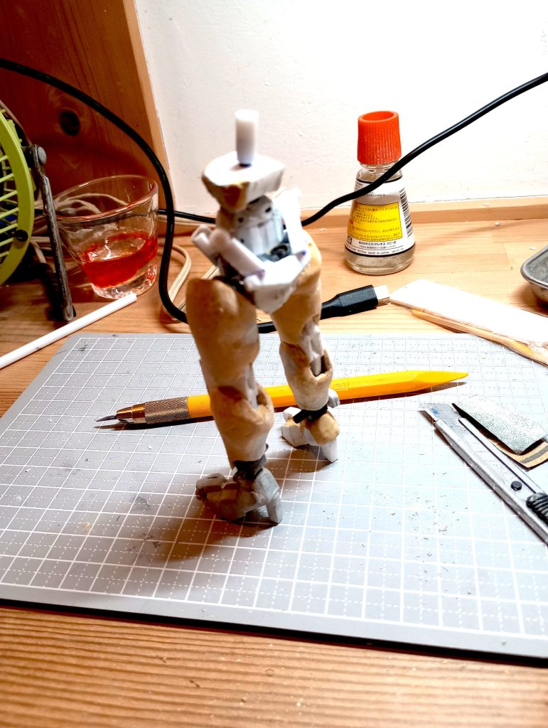 FGガンダム(右)を作ってる最中に、ふと思いつき・・・制作放置中のHGUCガンダム(左)をゴリゴリやりだしました