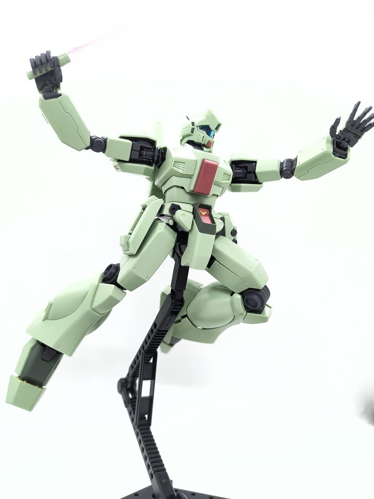 ビームサーベル量産機が構えると勇敢に見える