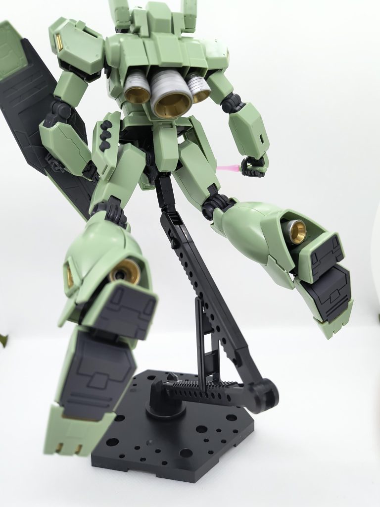 バーニア、スラスターなどを外側メタルシルバー、内側ゴールドにしてみましたこれすると本体も少しメタリックにしたくなりますね汗