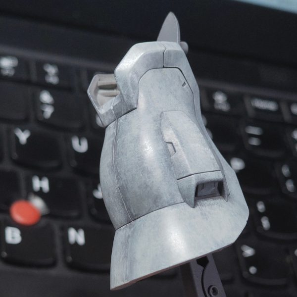 次回作がサフまで吹いた状態。今回は贅沢に余剰パーツが含まれているので、そいつを使ってテストをしています。検証は本番より大事です。1枚目、1色目1周。2枚目、2色目2.5周。1枚目で塗ってなかった画面奥の半分も別の色パターンで塗っています。いや、写真大き目にとって更にクリップして寄せているので粗が目立ますが、目で見る分には俺史上最高ぐらい良いデキです。さて本番どうなりますか（2枚目）
