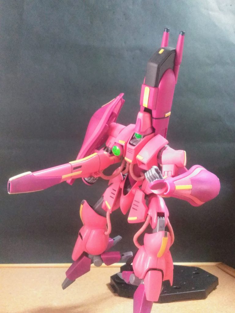 今までのジオン系の機体と、全くデザインラインが違うコノ子 😖作業用の機体からの転用だから仕方ないのかな❓🙄でも！カラーリングがピンクメインとかジオンの技術者達は、一体どうしてしまったﾝでしょうねぇ 😳 🆙ナックル・バスター『ガザシリーズの象徴』でもある高出力メガ粒子砲 😆その出力は『スーパーガンダムのロングライフル』に匹敵する大火力 😳胸部センサーとのリンクにより命中精度も高いﾝですって 🤩👏👏👏