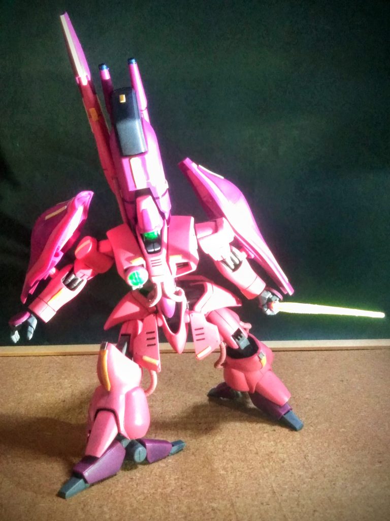 はい！本日もツツガなくビームサーベルを抜刀します🗡️下半身がドッシリさんだから、中々に映えてるゾ💖  🆙両肩のバインダーに1基づつ内蔵 😚バインダーの付いた簡易な腕部でサーベルを振り回す行為は、機体に大きな負荷を掛けるため多用はできない 😭劇中では『百式』に近接戦を挑んだ強者が居たミタイです 🤕