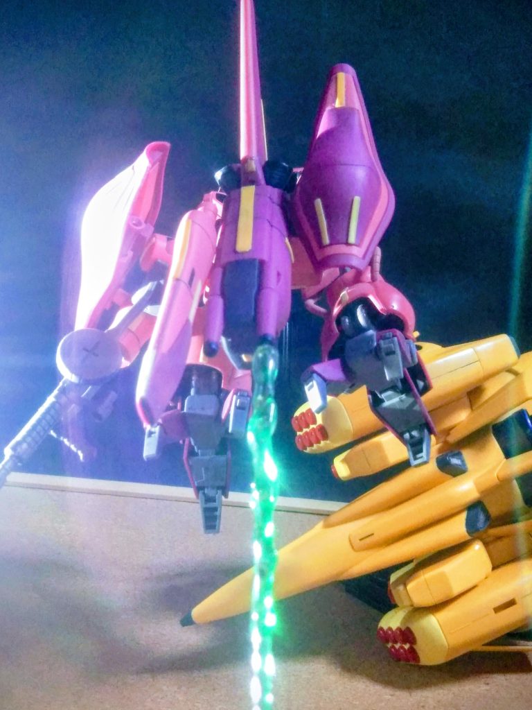 『ガンダム世界アルアル』な簡易変形にて『MA形態』へ  😚このカッコ良さヨ 😍💕『MA形態』がデフォルトなのでしょうね 😁🙏 🆙ビームガン背部ジェネレータボックスに装備されるためMA形態時にのみ使用可能 😣当初はビームサーベルを兼ねる予定だったが、コスト削減のためオミットされた 😩数揃え & 間に合わせの機体ですからねｪ 😟