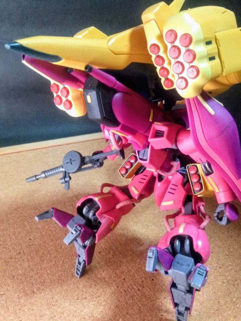 腰部両サイドには『ズサ』の前腕に 装着されているミサイルポッドをアシラッて置きました 🎵🎵使い勝手が悪いかも 😭💦💦