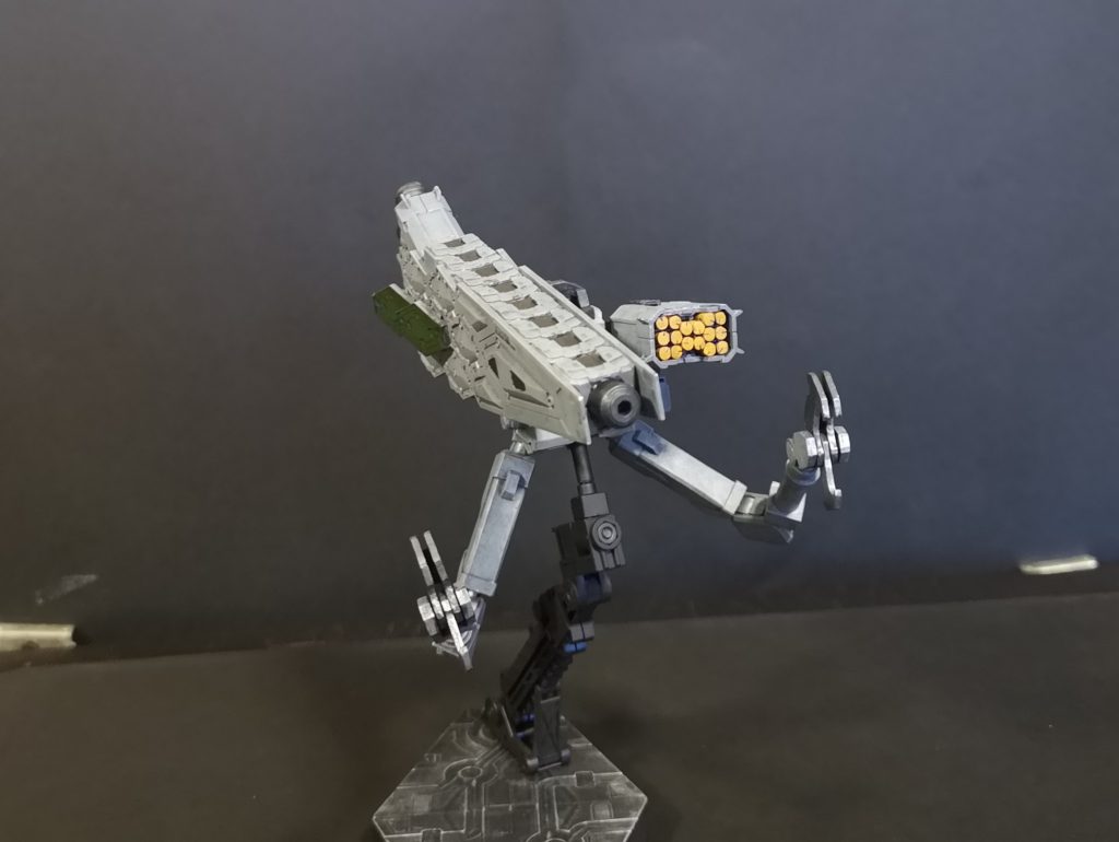 アウトリガーを展開してアーム状態にミサイルとキャノンぶっ放しながら、急接近してきます凶暴なヤツですとはいえ、火力の高いボールみたいなもんで、単独での戦闘は苦手です小回りも利きません、猪突猛進