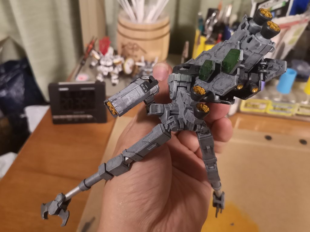 制作裏話今回のメインはバックパックアウトリガー製作途中を掲載しましたが、全体像は本投稿まで秘密にしたくて・・・掲載していませんでした、そして写真を撮り忘れていたwwwので、文章のみでご説明(工作に集中して制作が一気に進むと記録に残すの忘れがちですキャノン部は当初、ガンダムX方式でリフレクターを展開して、バッテリーパックを砲身とする案を検討していたのですが、しっくりこない色々組み合わせていたら、ブースターとバッテリーパックの厚みが同じ事に気が付き、リフレクターでサンド!したものの、飛び出してる2枚のせいでなんかデカい(´・c_・` )ウーン・・邪魔なら切り飛ばす!の脳筋プレー発動(≧∇≦)ブハハハハハ切り離した2枚(左右合わせて4枚)は薄れてしまったリフレクター要素を回復してもらいましたキャノン後部の隙間は余ったランドセルの幅を調整して接着、トリガーの取付け部としましたパックパックへの接続部はバッテリーの根元とブースターの接続部を加工バックパック側も取付け部は一度切り離して、後方から上部に移動し再接着していますミサイルポッドはブースターのノズルを取っ払い、ランナーで作ったミサイルをセットバックパックとの接続はプラバンとポリキャップで自作3軸構造なのでグリグリ動きます