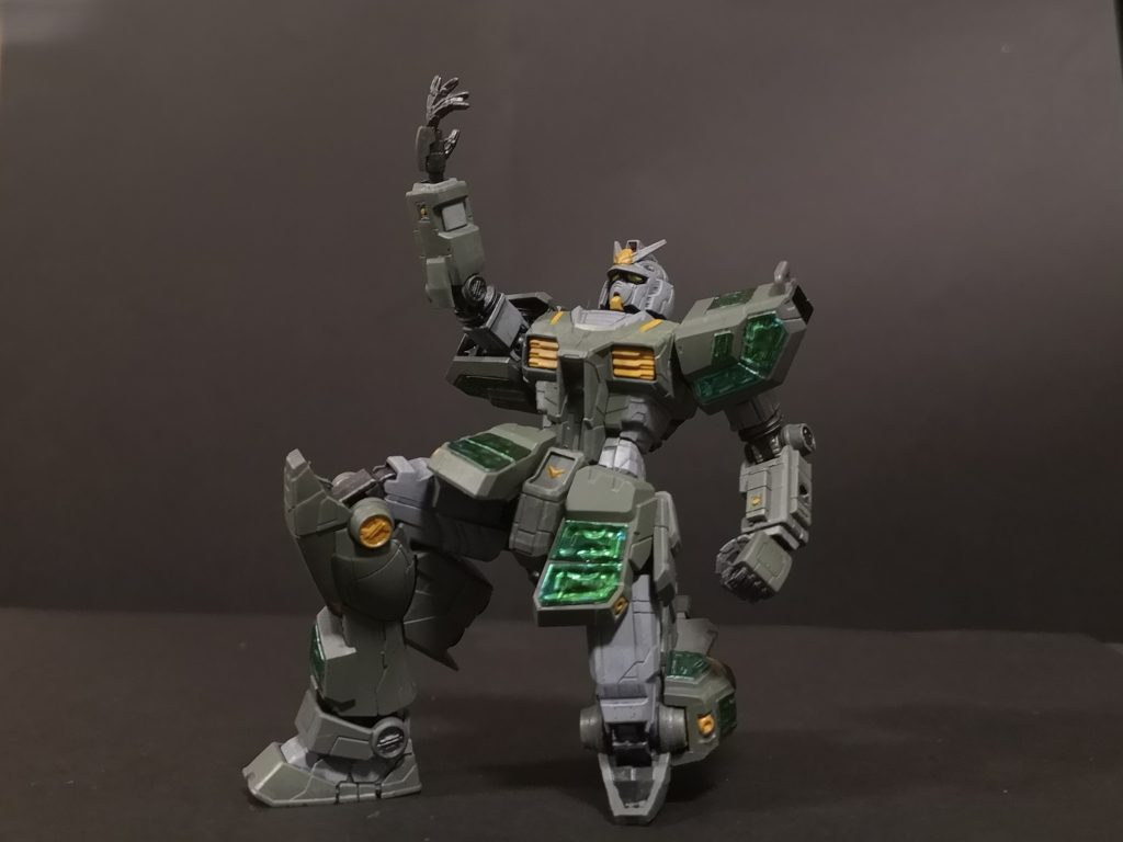最後に万博ガンダムのキメポーズを!平和はこの手でつかみ取る!!本体は色替えのみで特に加工なし、前回のZZに続きオレンジ色を使いたかったのでフルアーマーガンダムの配色をそのまま採用シール部分はガンメタで塗ってあったのですが、あまりに地味で、飾ったときに存在感がない・・・ものの試しにシールにクリアグリーンを塗り貼付け気に入らなければ剝がす予定でしたが、結構気に入りまして、飾った時の存在感も出て、もとのグラスフェザーっぽさも出たので、そのまま使用しました綿棒で溝に馴染ませて、塗装も剥げずに無事完成です。