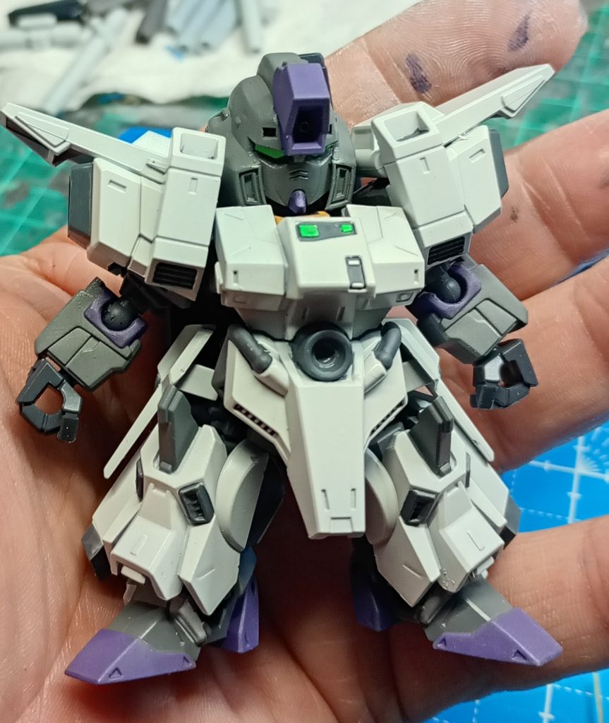 本体はなにも手を加えずにリペイントのみで今回はシタデルカラーを使用すごいですねこの塗料、グレーの下地なのに凄まじい隠蔽力と発色、そして速乾性水性塗料なのではみ出しても後から拭き取りが可能です