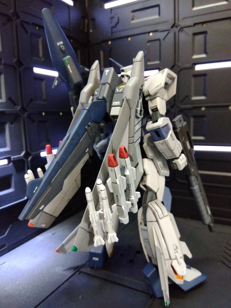 写真だとライトグレーがくすんだ白に見えますね。MA形態を戦闘機に見せようとして、グレー主体のカラーにしたのですが組立てみるとディアクティブモードのような雰囲気に。