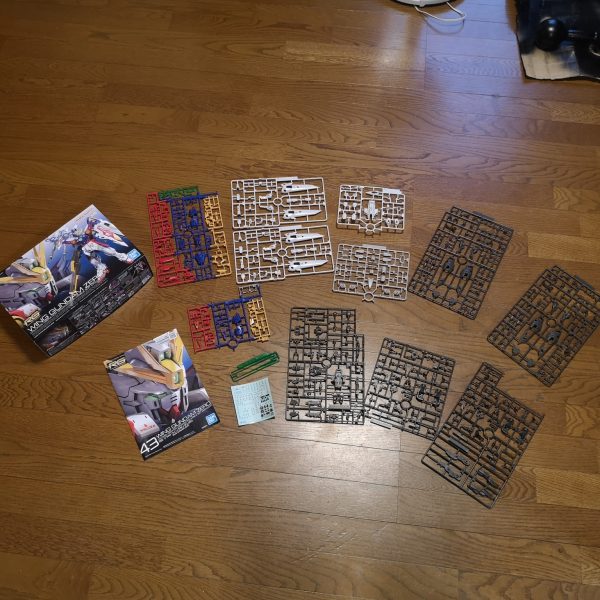 先日、色々な巡り合わせで購入できたウイングゼロです。購入から2週間ほど経って、やっと製作の時間がとれる様になり手を付けました。ガンダムＷが好きで、この機体も好きで・・・手を付けるのが怖かったのですが、丁寧に作りたいと思い、丁寧ってどういうことだ？と疑問を持ちながら作業を進めていました。やらかしました！！膝アーマーのめっちゃ目立つところ！！凄い抉りました。抉ったと言うか角の部分を豪快に切り落としました （泣犯人はコイツ、新調した3peaksの模型プロ片刃プラニッパー凄い切れ味良いのです、ぬるっと切れます。そして曲がったままでも切れます、切ってしまいました。どんなに素晴らしい道具でも、使用者がポンコツだとダメです犯人は私です塗装をする予定は無かったので切り取った部分を接着し、ランナーパテを盛ってみました。2～3日後に成形してみて、ダメなら塗装も検討しなくてはですね(;´д｀)トホホ（3枚目）