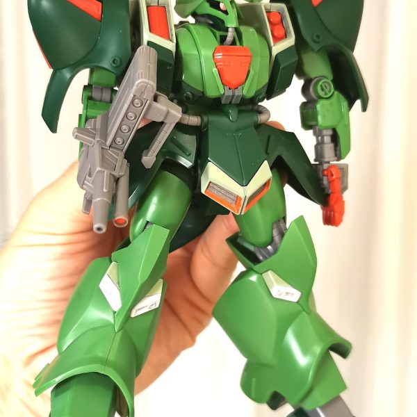 サイドアーマーにスジボリ追加。エネルギーガンをどうにかカッコよくしたいのですが...どうにもならなかったので（笑）、グレネードランチャーをつけてみました！成形色仕上げでいく予定でしたが、パープルグレーをMSグリーンにしたら落ち着いた感じに。これはこれでいい気かと思っていたのですが、やはりグリーンが鮮やかすぎるので、全塗装に挑戦してみるかな...。成形色としてはキレイなんで勿体無いですけど。なやむ〜（3枚目）
