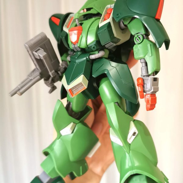 サイドアーマーにスジボリ追加。エネルギーガンをどうにかカッコよくしたいのですが...どうにもならなかったので（笑）、グレネードランチャーをつけてみました！成形色仕上げでいく予定でしたが、パープルグレーをMSグリーンにしたら落ち着いた感じに。これはこれでいい気かと思っていたのですが、やはりグリーンが鮮やかすぎるので、全塗装に挑戦してみるかな...。成形色としてはキレイなんで勿体無いですけど。なやむ〜（2枚目）