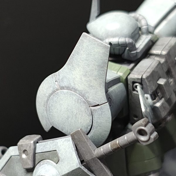 グレーの部位、1色目RLM65ライトブルー > 2色目ガルグレー、それぞれ何周か気の済むまで塗って基本塗装終わったところ。写真だとアップになってこれぐらい明暗ついていますが、肉眼で見るとこんなに下地透けてるなってわかりません汗 清水式は塗るのより写真が一番難しいです。そして清水式は、基本2色のチョイスが肝です。この2色は、2色目がうまく馴染みました。清水式にトライする最初の頃は、清水さんが作例でメディアに出しているそのままの色で塗ってみることをお勧めします。料理でも、最初からレシピを勝手に変えて、何とかが無かったので代わりに何を使ったらうまくいきませんでした、みたいなのは間違いです。レシピを変えるのは上手くいってから!!さあ、後はデカール、デカールにタッチ入れ、チッピング、ウォッシングです。（1枚目）