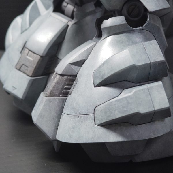 グレーの部位、1色目RLM65ライトブルー > 2色目ガルグレー、それぞれ何周か気の済むまで塗って基本塗装終わったところ。写真だとアップになってこれぐらい明暗ついていますが、肉眼で見るとこんなに下地透けてるなってわかりません汗 清水式は塗るのより写真が一番難しいです。そして清水式は、基本2色のチョイスが肝です。この2色は、2色目がうまく馴染みました。清水式にトライする最初の頃は、清水さんが作例でメディアに出しているそのままの色で塗ってみることをお勧めします。料理でも、最初からレシピを勝手に変えて、何とかが無かったので代わりに何を使ったらうまくいきませんでした、みたいなのは間違いです。レシピを変えるのは上手くいってから!!さあ、後はデカール、デカールにタッチ入れ、チッピング、ウォッシングです。（2枚目）