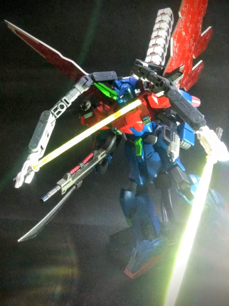 この『グラスフェザー ウイング システム』には「サブアーム」があるので実働させてオキますネ 🙄まぁ、キットのモノは「「「形だけ」」」で可動式ではナインですが 😒ツマラン ソウソウ!『G,F,W,システム』には『ドイ・ツゴマニア技術大尉』が搭載した必殺武装もアル・・・らしい 🙄❓