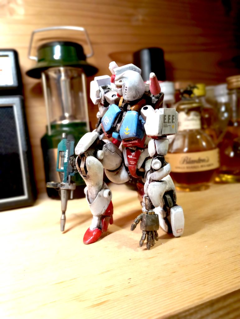 オリジナルのガンダムにはこのしゃがみはできんだろ!?膝が胸に付く!まるで人間