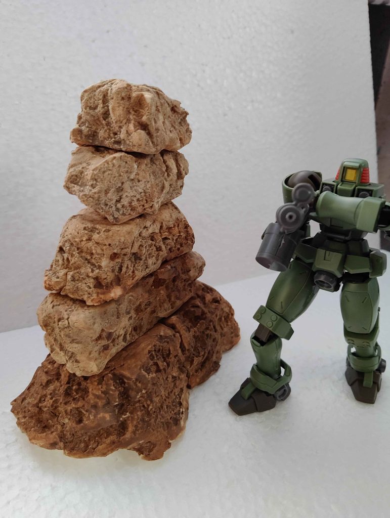 紙粘土素材から成形した岩ブロック。乾燥後の質感にこだわりました。素材が紙粘土なので見た目よりも軽いです。