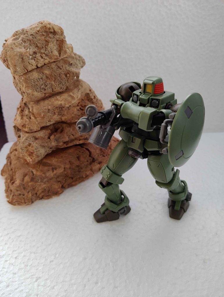 制作コンセプト</h2>   <p>     今回のジオラマは、これまでの試作で得た経験をもとに、<strong>「素材そのものの風合い」</strong>を活かすことを重視しました。<br>     着色は最低限に抑え、自然光でもしっかり陰影が出るように設計しています。<br>     岩の積層はただの重ねではなく、視線の流れを意識して構築。<br>     フィギュアを配置したときに<strong>“存在感が際立つ舞台”</strong>になるようにしています。メルカリポケットサイズにしたかったのと試しとしてやってみたかったことが実現しました。