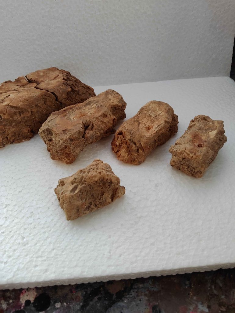 💡 特徴とこだわり</h2>   <ul>     <li>紙粘土とは思えないリアルな砂岩の質感</li>     <li>竹串固定で安定ポージングが可能</li>     <li>ゆうパケットポストで発送できるコンパクト設計</li>     <li>重厚感と軽量性の両立</li>     <li>自然光・屋内撮影どちらでも映えるマットな仕上がり</li>