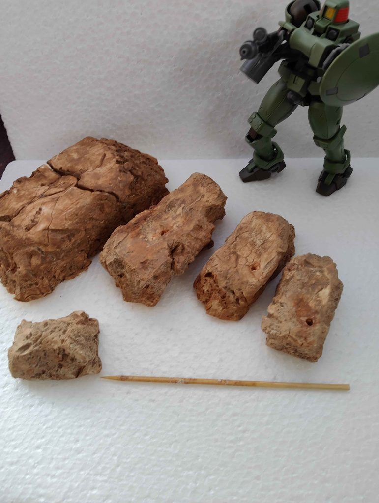 竹串で刺せるように予め穴をあけその穴にも色を塗っています。裏面は紙粘土とわかるように塗っていないです。