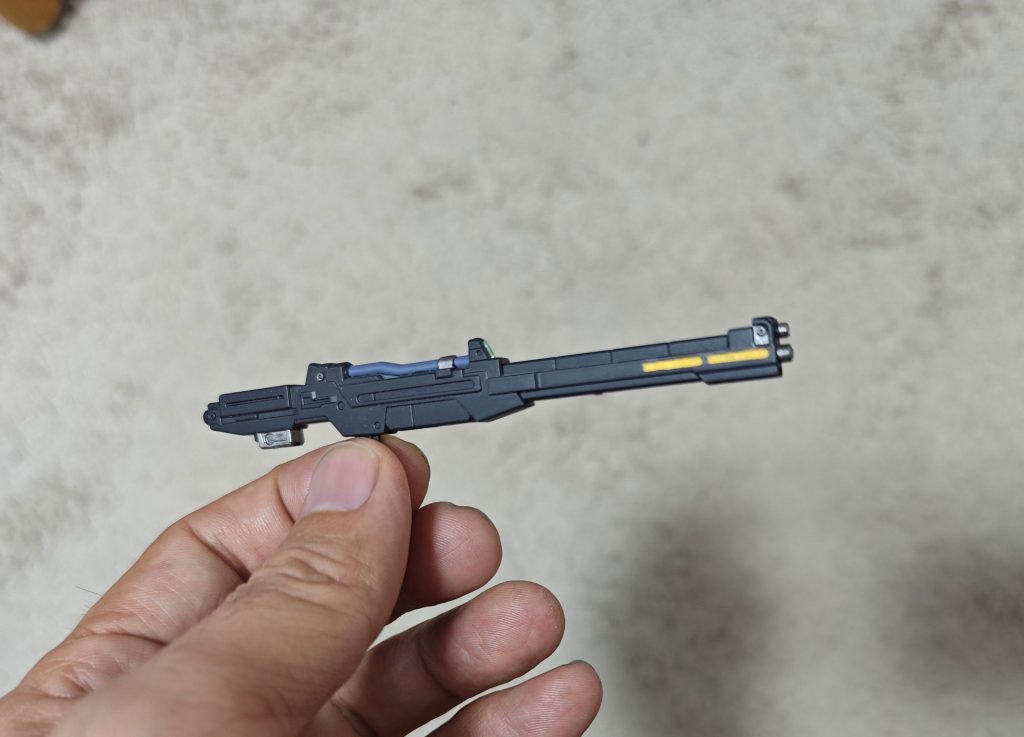 ビームライフルはゼータプラスもものを、ショートバレルにして装備。でも、あんなに武装があって、こんな得物必要?