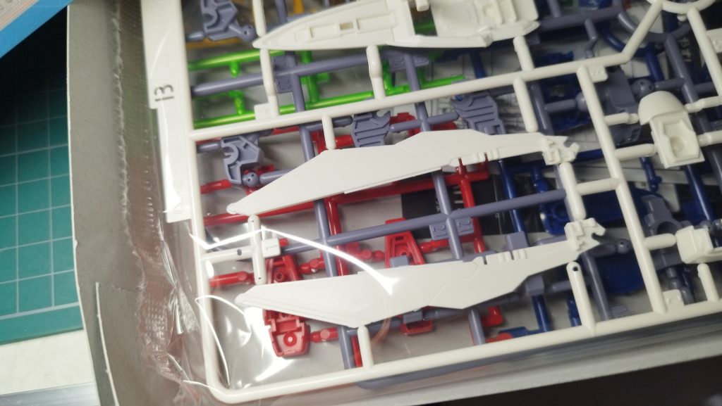 自分のだけかもしれないけど、ウイングの白部一番下に、左右とも餃子の羽みたいなのが付いてた成形機か型の調整ミスかな？