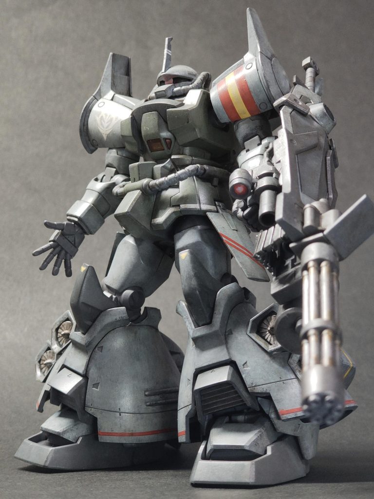 右の平手付属。コックピットはオレンジのクリアパーツですが、わからないですね。