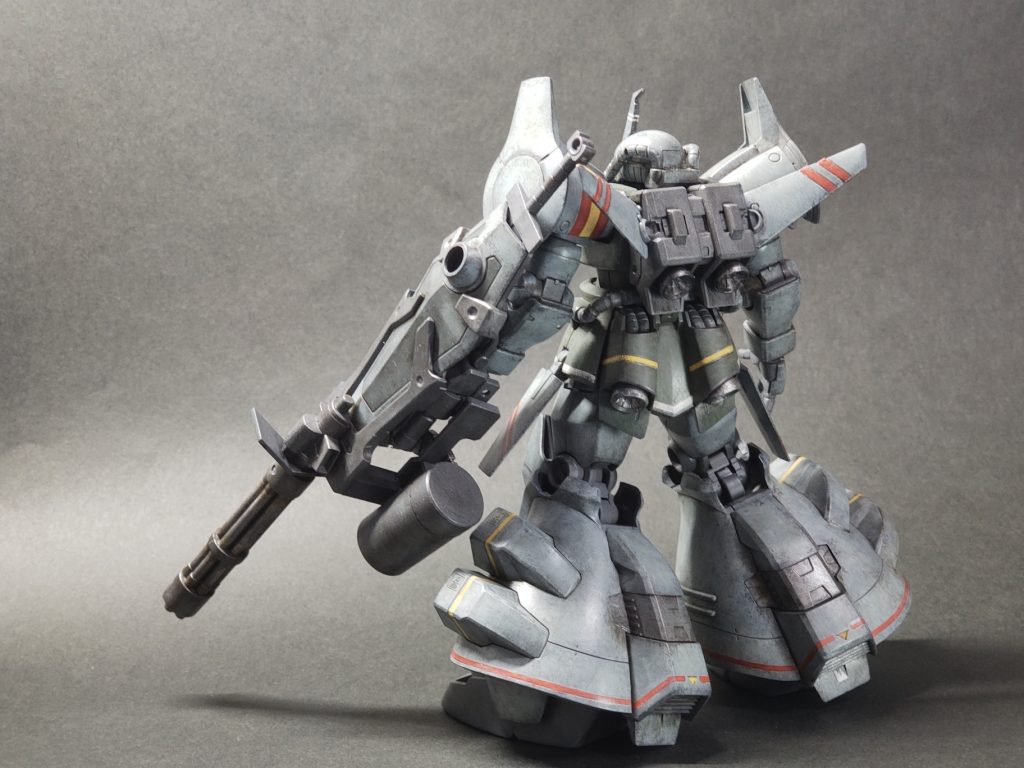 毎度の清水式筆塗りです。サフにメカサフヘビィからの水性ホビーカラーです。自分用記録の色レシピ本体メイングレー: RLM65ライトブルー > ガルグレー本体緑: ブラストインパルスグリーン > 明灰白色(2)靴膝胸盾の中央等: グレーグリーン > 軍艦色(1)関節等: サフ > 明灰白色(2)バックパック、武器等: 焼鉄色 > 軍艦色(1) 2色目の濃度は場所によって変える剣: アイアン(Mr.Metal Color、ラッカー)ベタ塗り銀: 黒の水性サフ > スーパーファインシルバーデカール黄色 > ガンダムイエロー+ガルグレー少々デカール白 > ガルグレーデカール赤 > サーモンレッドデカールはそれぞれ、この後全般にグランプリホワイトを塗ったかどうかわからない程度に薄塗り。ダーグレー(エナメル)チッピング > 半光沢トップコート > ダークブラウンウォッシング。あとは言わないとわからないような細かい箇所を少々。緑は、もう少し明度差あった方がよかったでしょうね、ウォッシングしたらベタ塗りにしか見えない。カラーの完成写真が説明書、箱共に少いため(言い訳)何箇所か緑の箇所間違ってますが、知らなければ違和感はないと思うのでよしとします。 筆塗りの途中経過は、制作過程で別ポストになっているので御興味ある方は一番上から辿ってみてください。