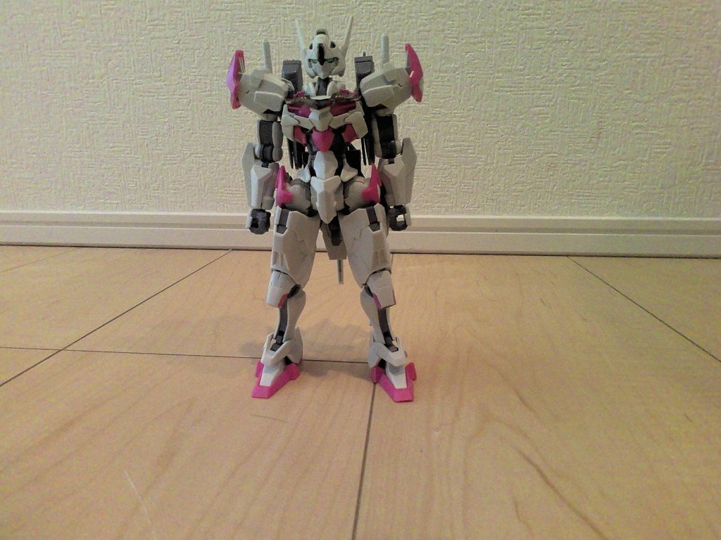 今回はエアリアルよりも少しガッシリとして堅牢な体型に仕上げてみましたが、エアリアルと同様に結構肩幅は切り詰めています。