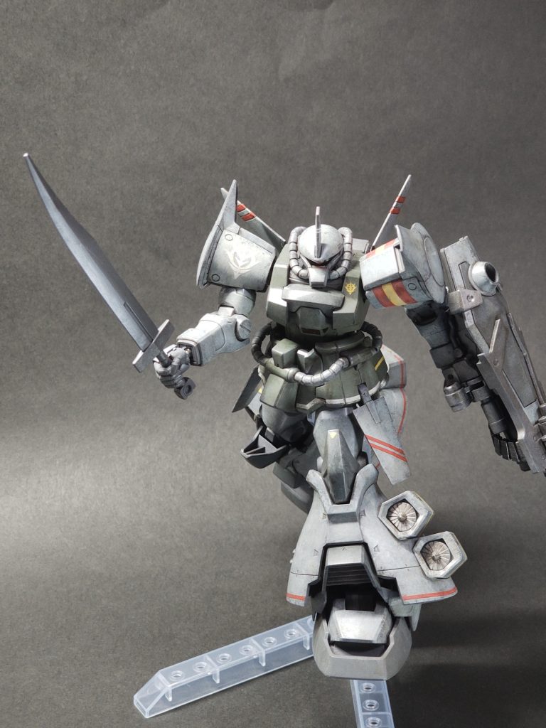 改めて、清水式筆塗りって何? と思った方が居るかもしれないので簡単に説明すると、清水圭さんの提唱する、下地に暗めのグレーを塗ってから、水性ホビーカラーの大体2色(基本的に調色しないで瓶から出したままの色)を薄く重ねて塗っていく手法です。薄く塗ります、下地を塗り潰さないように、薄くぬります。ベタって塗りません、筆ムラ上等というか、筆目が残るように塗ります。その後、エナメルのダークグレーでチッピングして、半光沢でトップコート後、タミヤ墨入れ塗料のダークブラウンでウオッシングまでが基本工程です。墨入れは基本的にしません、サフの暗いグレーを生かす方向です。Hobby Japan のweb site に清水圭さんの作例があがっているので見てください。 Youtube には清水圭さんが実際塗っている動画がいくつかあり、どれくらいで塗るのかの塩梅がわかりやすいと思います。まずはストライクドッグの動画がいいと思います。