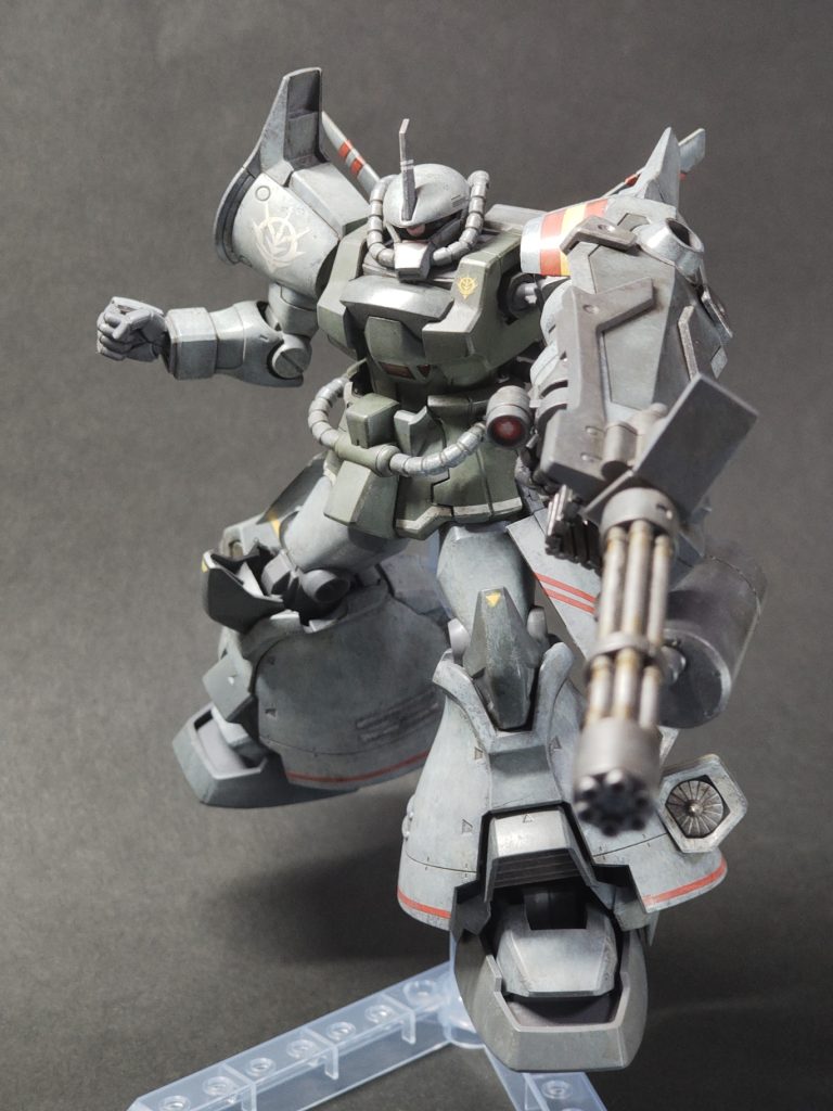 脚がこれなので、接地性が悪いです。スタンド付属です。握り手+3連バルカン+ガトリングシールドを装着させる難易度高くて、もうガトリングシールドだけ外せません。