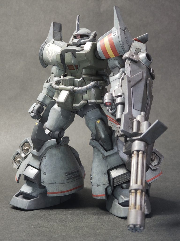 グフカスタムのランナーが流用されていて、未使用グフカスパーツが大量に含まれています。脚とか肩とか、おかげで塗装のテストピースとして活用できました。グレーの色は艦載機みたいなイメージで、まあできたと思います。